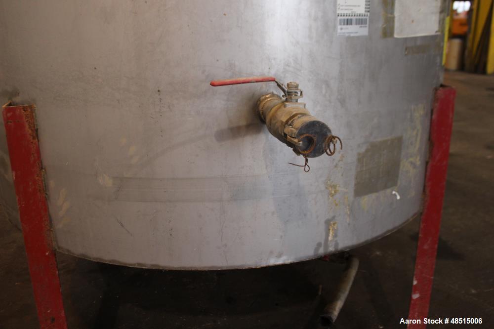 Used Tank, Approximately 1500 gallon, 304 Stainless Steel, Vertical.