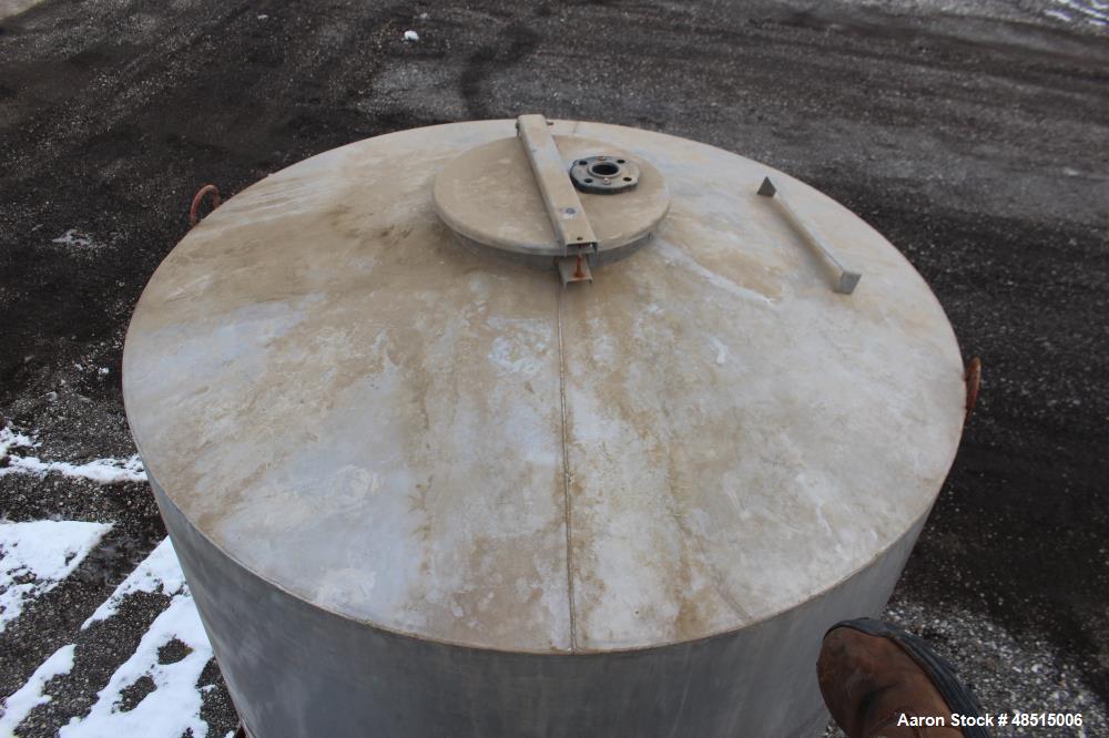 Used Tank, Approximately 1500 gallon, 304 Stainless Steel, Vertical.