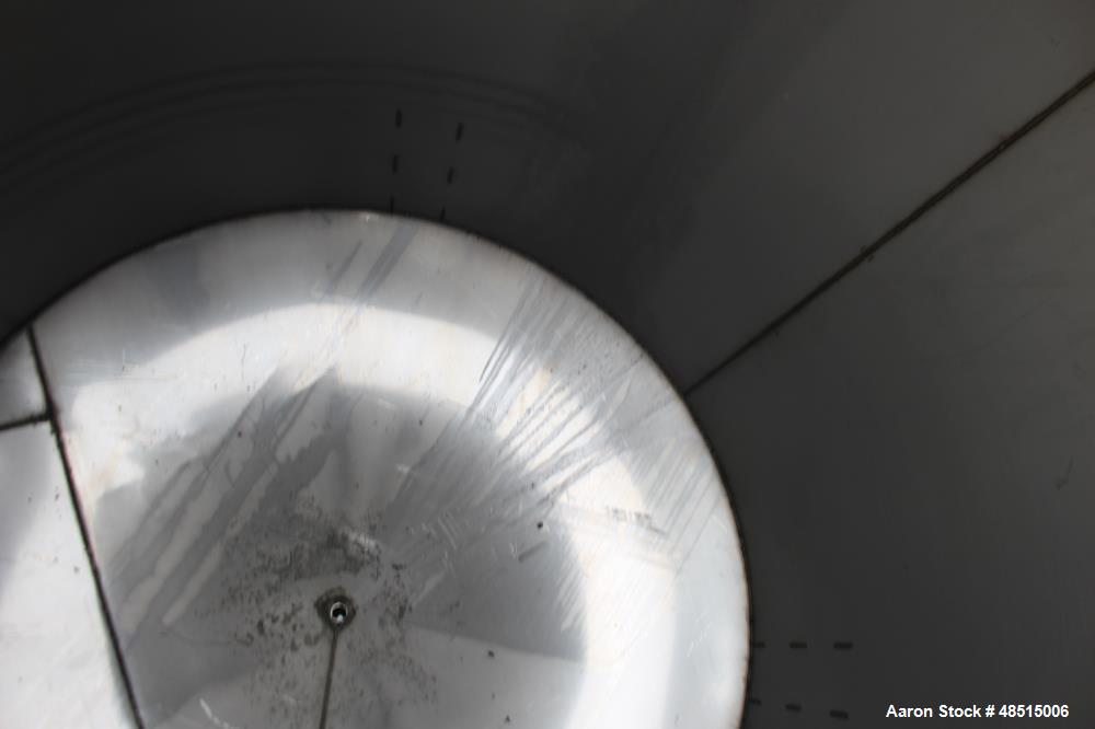 Used Tank, Approximately 1500 gallon, 304 Stainless Steel, Vertical.