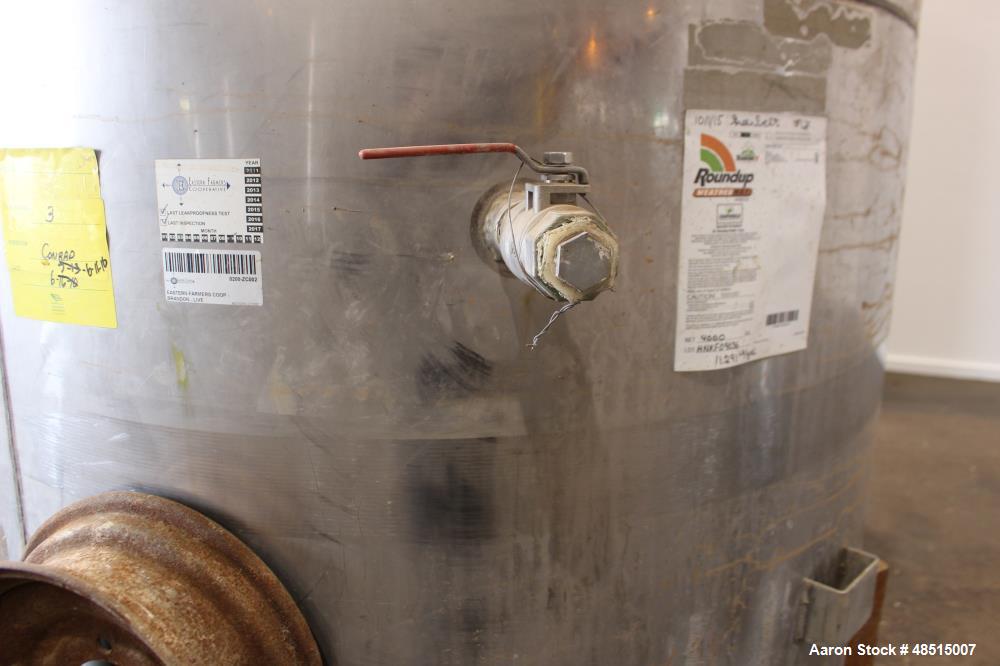 Used Tank, Approximately 2,000 gallon, 304 Stainless Steel, Vertical.
