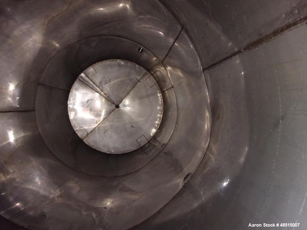 Used Tank, Approximately 2,000 gallon, 304 Stainless Steel, Vertical.