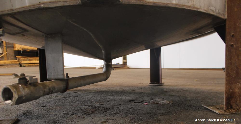 Used Tank, Approximately 2,000 gallon, 304 Stainless Steel, Vertical.