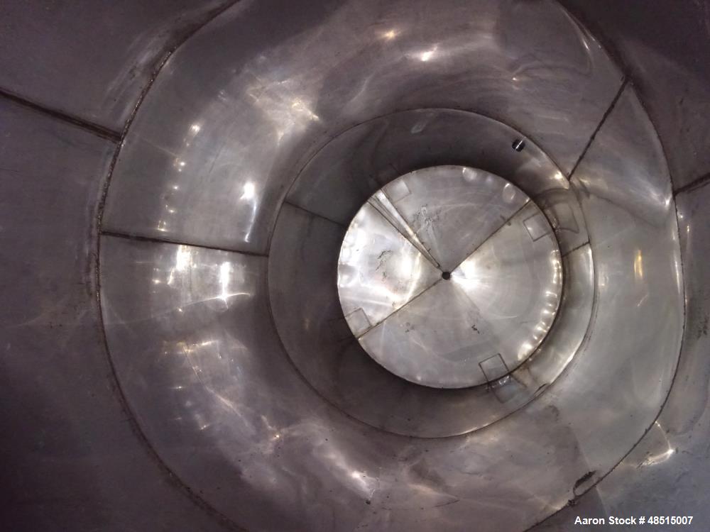 Used Tank, Approximately 2,000 gallon, 304 Stainless Steel, Vertical.
