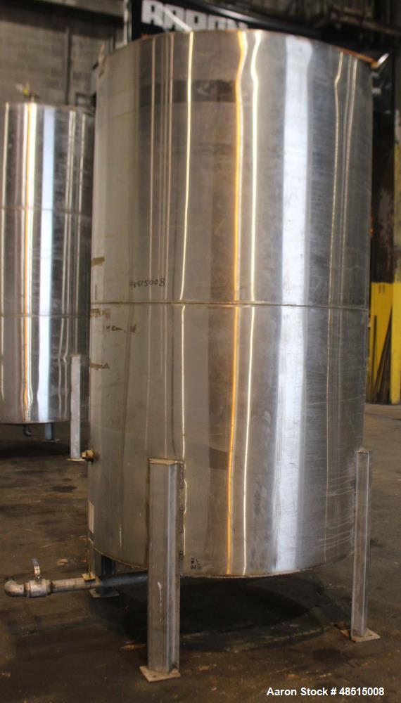 Used Tank, Approximately 1,000 gallon, 304 Stainless Steel, Vertical.