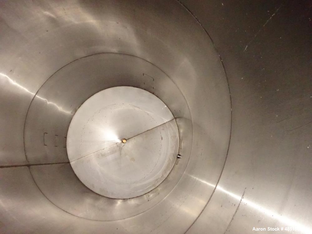 Used Tank, Approximately 2,300 gallon, 304 Stainless Steel, Vertical.