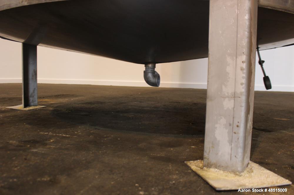 Used Tank, Approximately 2,300 gallon, 304 Stainless Steel, Vertical.