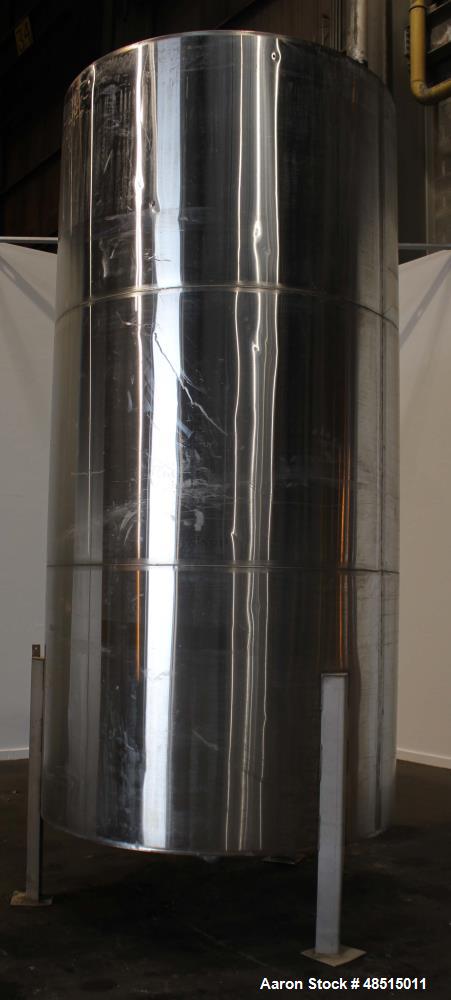 Used Tank, Approximately 2,500 gallon, 304 Stainless Steel, Vertical.