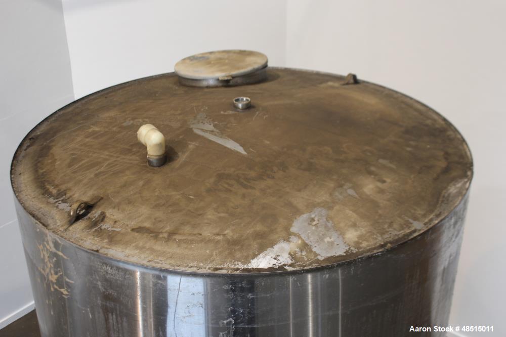 Used Tank, Approximately 2,500 gallon, 304 Stainless Steel, Vertical.