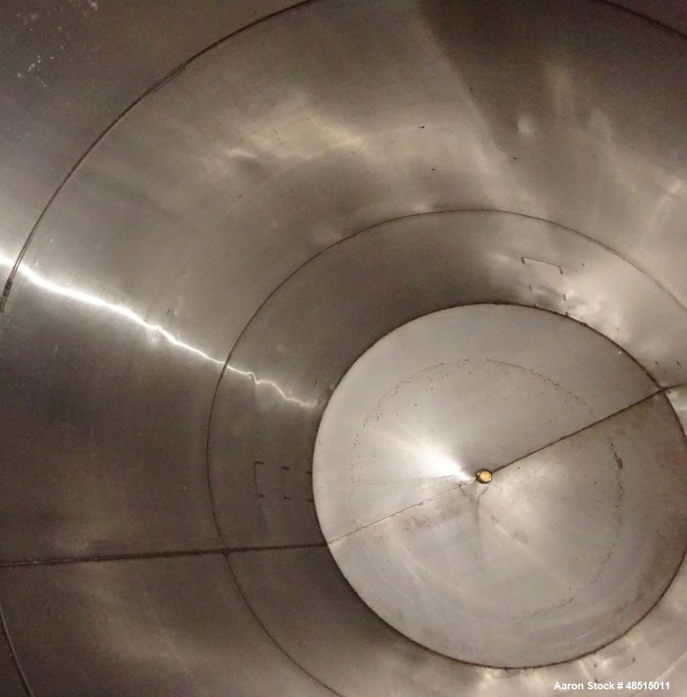 Used Tank, Approximately 2,500 gallon, 304 Stainless Steel, Vertical.