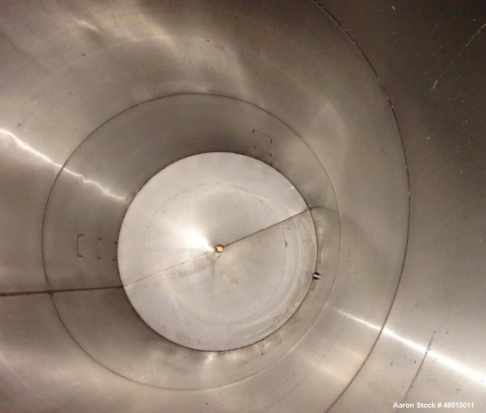 Used Tank, Approximately 2,500 gallon, 304 Stainless Steel, Vertical.