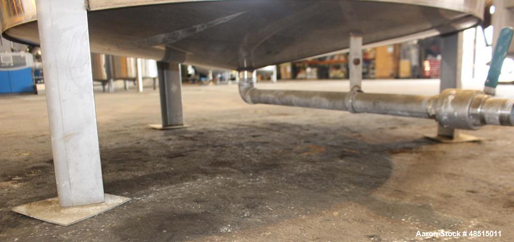 Used Tank, Approximately 2,500 gallon, 304 Stainless Steel, Vertical.