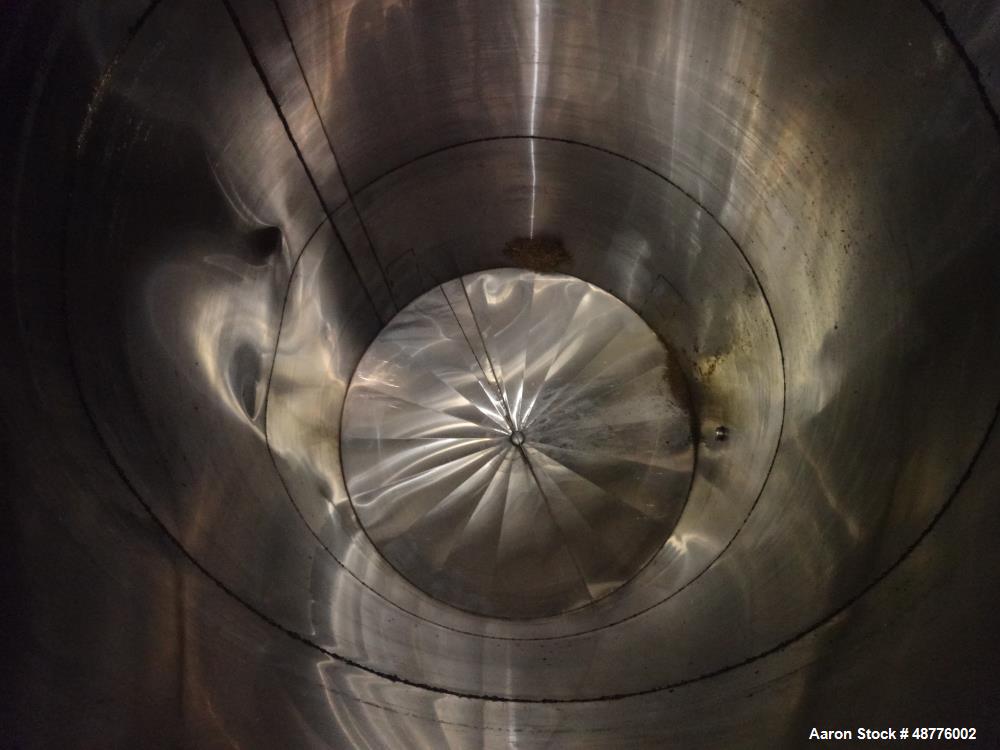 Used Tank, Approximately 2400 Gallon, 304 Stainless Steel, Vertical.