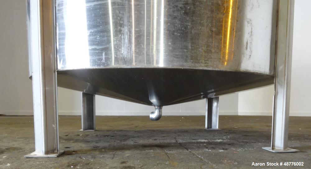 Used Tank, Approximately 2400 Gallon, 304 Stainless Steel, Vertical.