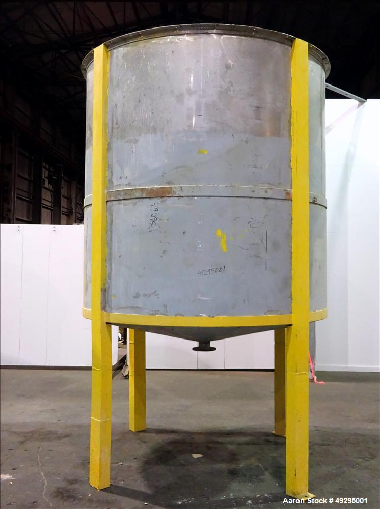 Used Tank, Approximate 2,500 Gallon, 304 Stainless Steel, Vertical.