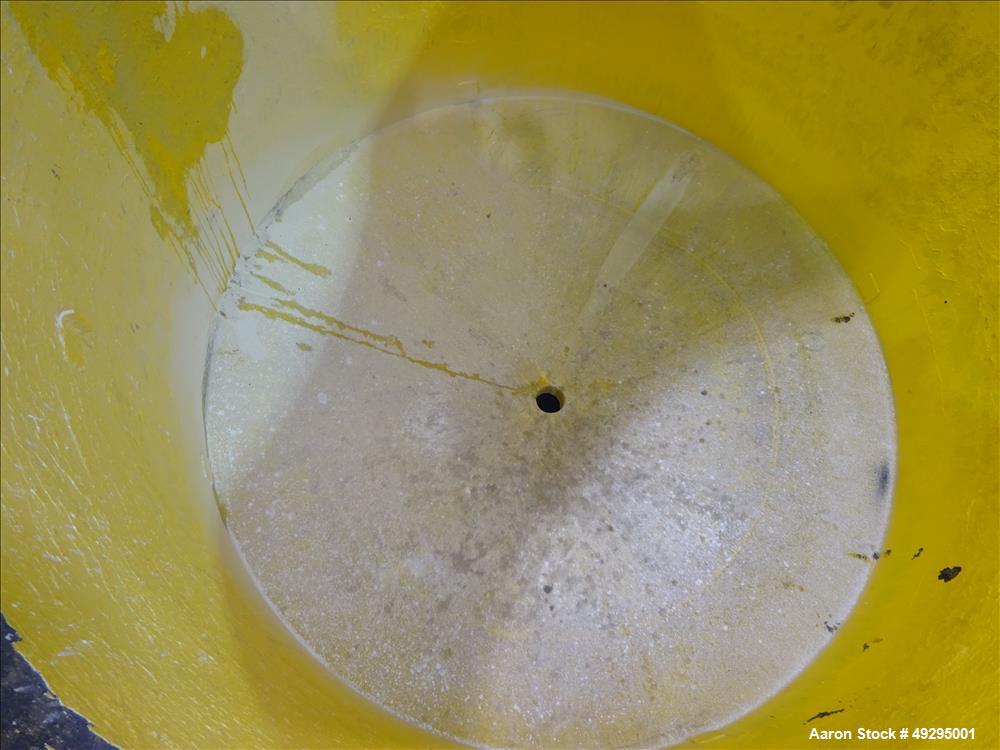 Used Tank, Approximate 2,500 Gallon, 304 Stainless Steel, Vertical.