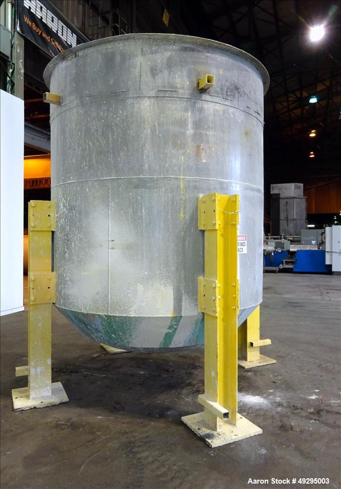 Used- Tank, Approximate 3,000 Gallon, 304 Stainless Steel, Vertical.