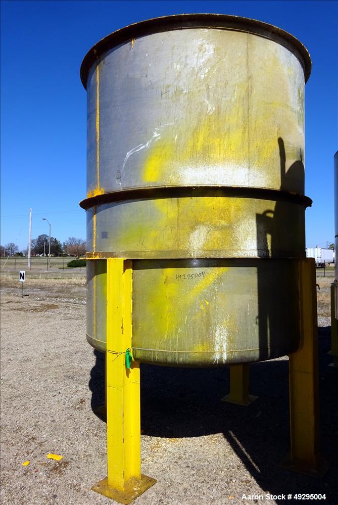 Used Tank, Approximate 2,300 Gallon, Stainless Steel, Vertical.