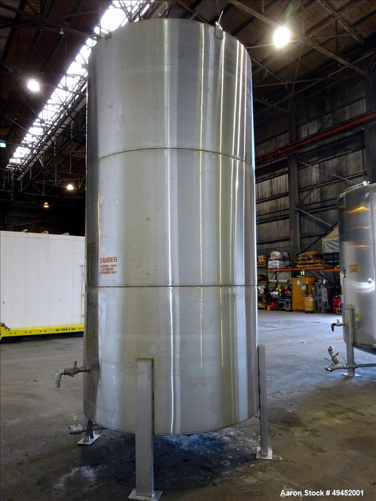 Used Tank, Approximate 2,500 Gallon, 304 Stainless Steel, Vertical.