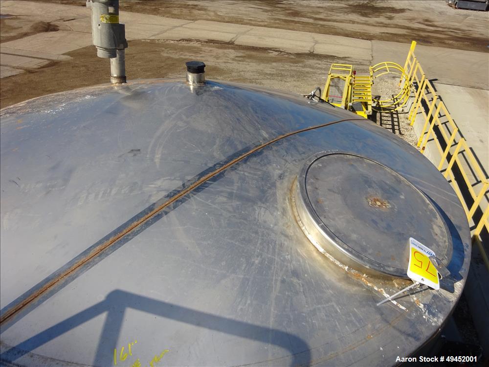 Used Tank, Approximate 2,500 Gallon, 304 Stainless Steel, Vertical.