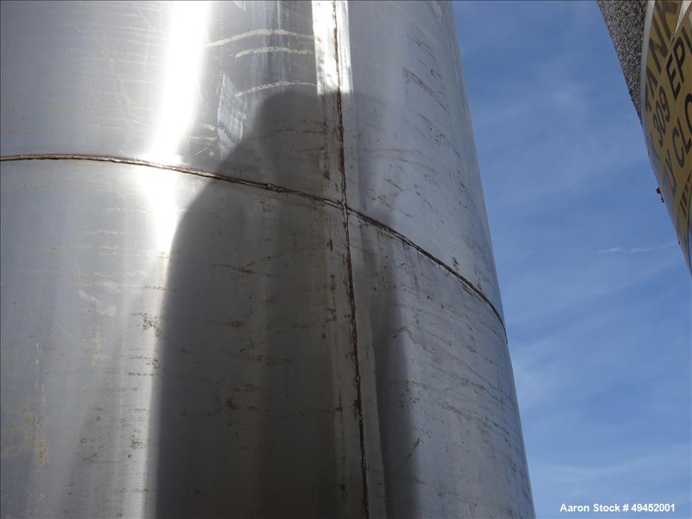 Used Tank, Approximate 2,500 Gallon, 304 Stainless Steel, Vertical.