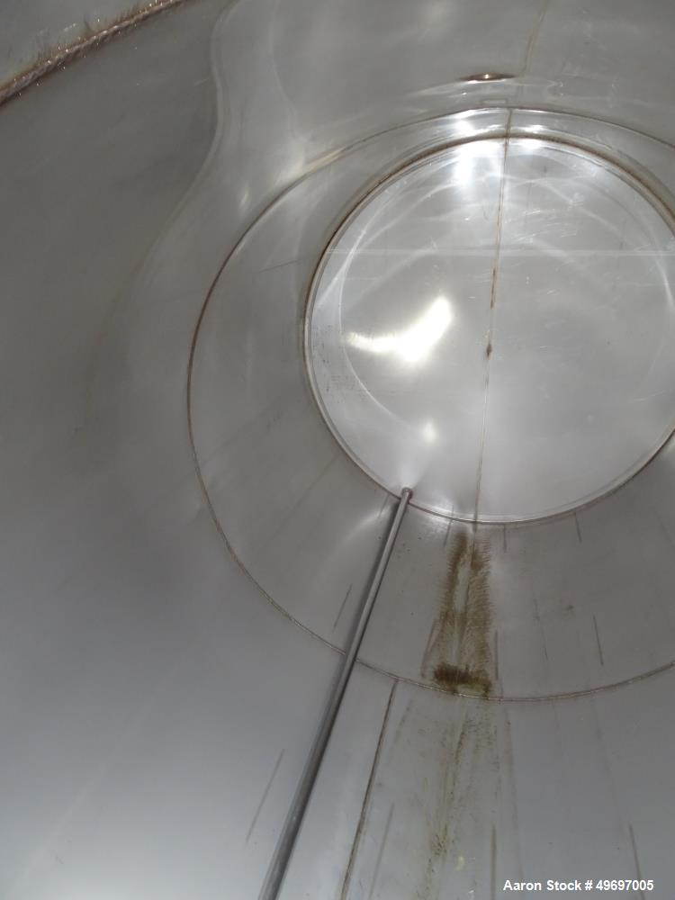 Used Tank, Approximate 2400 Gallon, Stainless Steel, Horizontal.