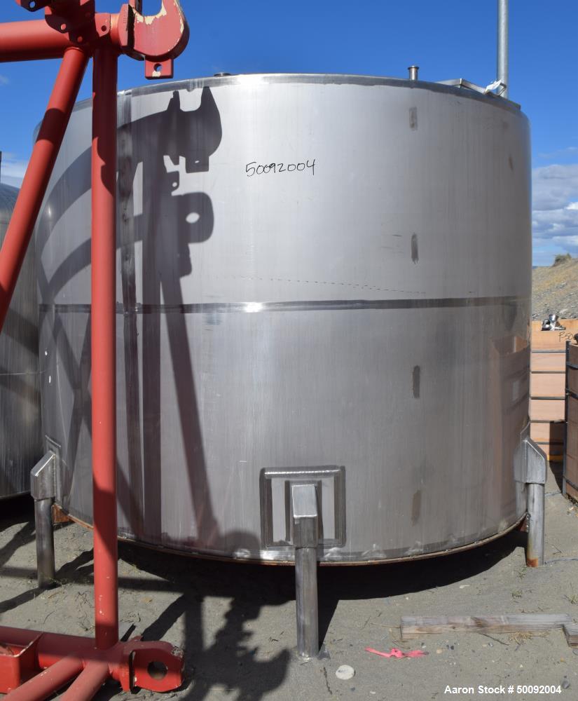 Used- Tank, Approximate 3500 Gallon, Stainless Steel, Vertical. 