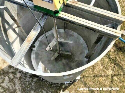 Used 2500 Gallon Vertical Stainless Steel Mix Tank