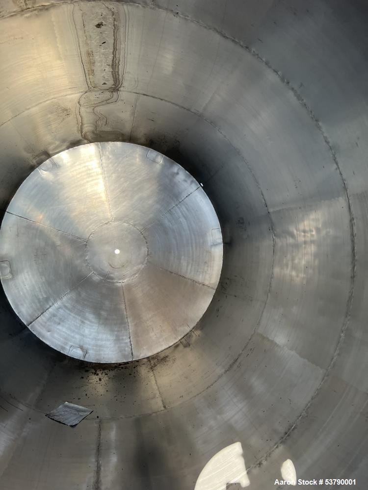 Used 3,400 Gallon (14,000 Liter) Vertical 304 Stainless Steel Tank