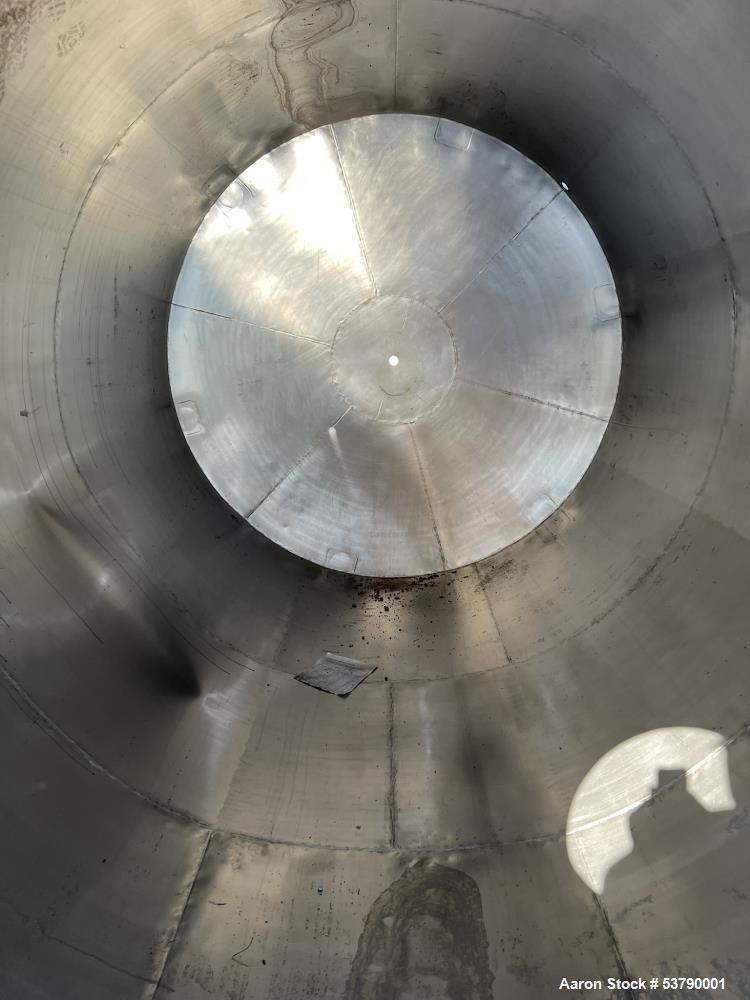Used 3,400 Gallon (14,000 Liter) Vertical 304 Stainless Steel Tank