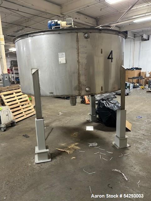 Used Tank, 1,100 Gallon Processing Vessel. 9' dia. X 10' high. With agitator, motor and VFD controller.  Stainless steel. 3" bottom outlet valve,