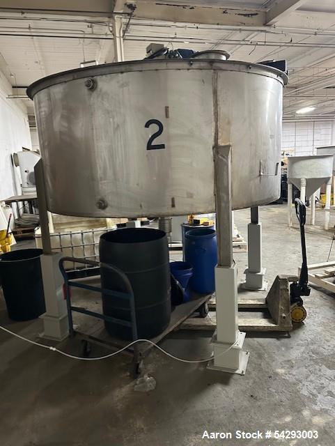 Used Tank, 1,100 Gallon Processing Vessel. 9' dia. X 10' high. With agitator, motor and VFD controller.  Stainless steel. 3" bottom outlet valve,