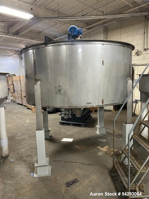 Used Tank, 1,100 Gallon Processing Vessel. 9' dia. X 10' high. With agitator, motor and VFD controller.  Stainless steel. 3" bottom outlet valve,