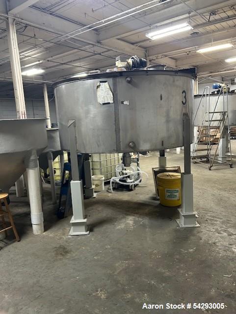 Used Tank, 1,100 Gallon Processing Vessel. 9' dia. X 10' high. With agitator, motor and VFD controller.  Stainless steel. 3" bottom outlet valve,