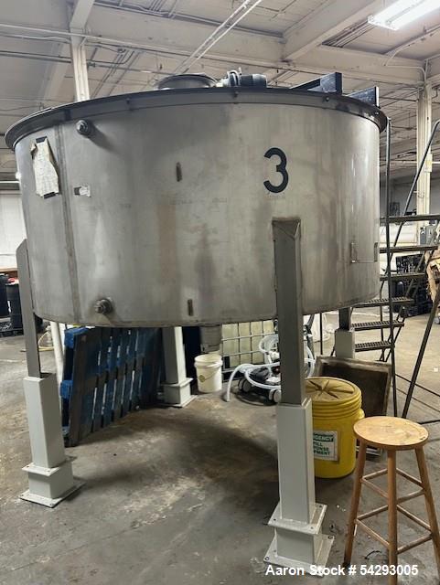 Used Tank, 1,100 Gallon Processing Vessel. 9' dia. X 10' high. With agitator, motor and VFD controller.  Stainless steel. 3" bottom outlet valve,