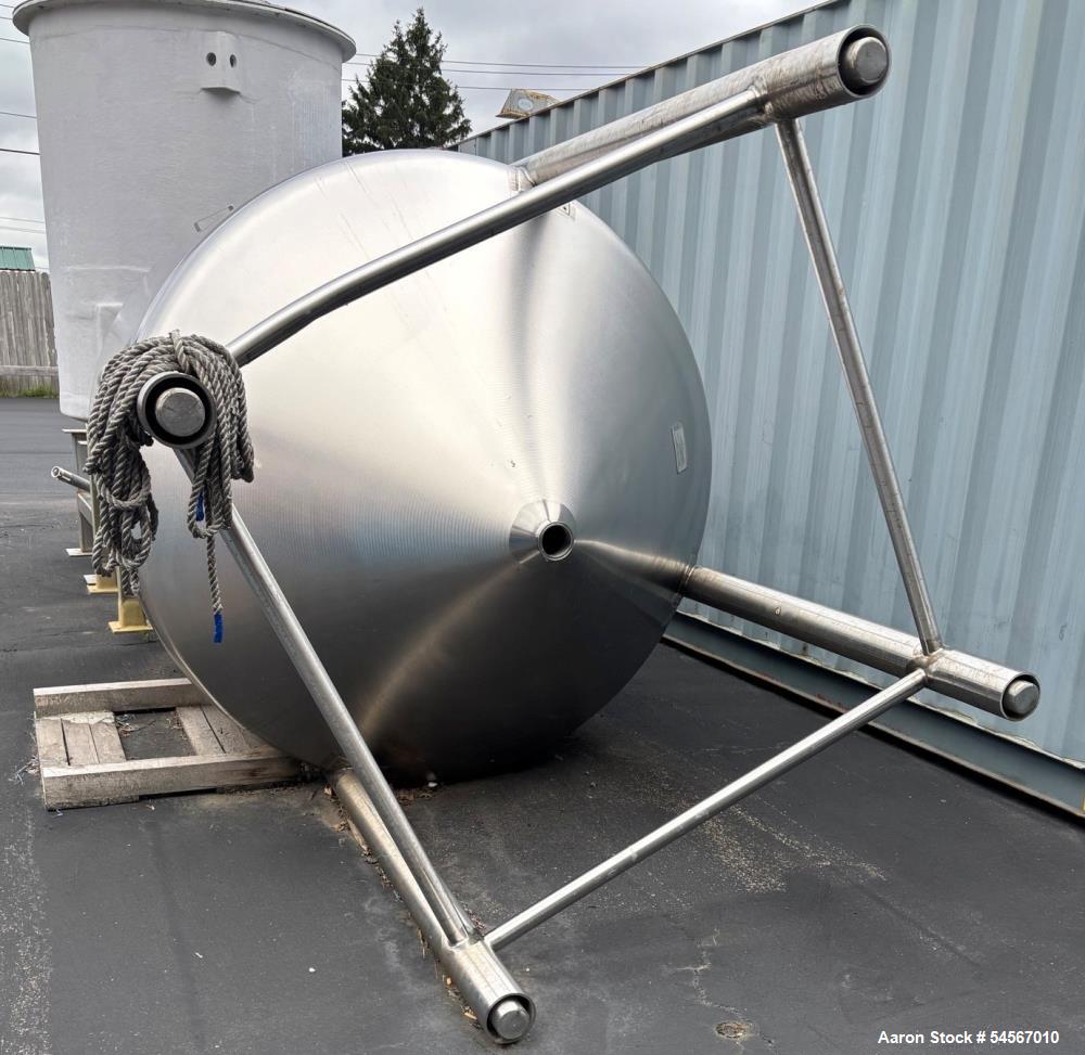 Used Tank, 1,500 gallon. Stainless steel. Dish Top, Cone Bottom.
