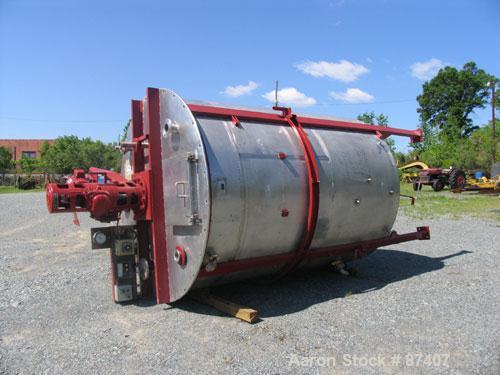 USED: Tank, 2775 gallon, 316 stainless steel. 7'6" diameter x 9'6" straight side, vertical, 4 legs, 2" center bottom outlet. 3 hp Lightnin agitator, 2" shaft with steady bearing, flat top with manway...