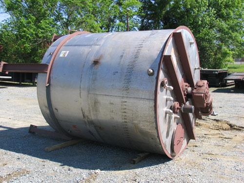 USED: Tank, 2650 gallon, 316 stainless steel. 7'4" diameter x 8'2" straight side, flat top with manway, cone bottom, internal atmospheric, with 5 hp Philadelphia top mount agitator, 2" diameter shaft...