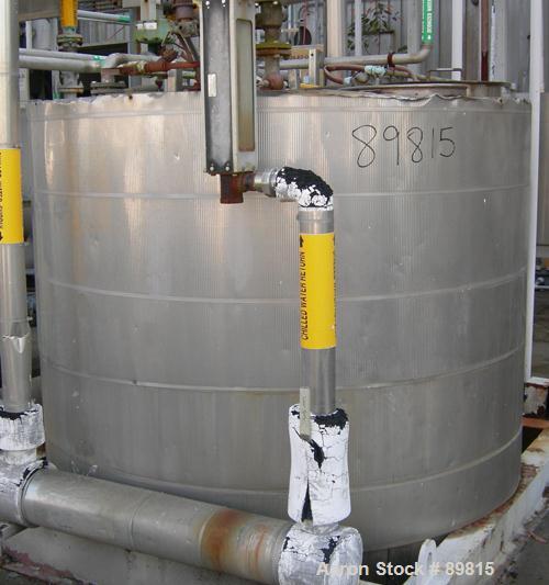 USED: Approximate 1000 gallon stainless steel tank. Approximately 6' diameter x 5' straight side. Flat top and bottom, insulated..
