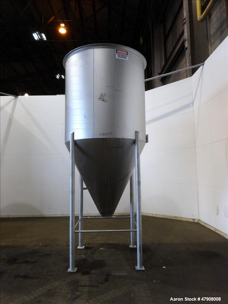 Used Apache Stainless Tank, Approximate 1,000 Gallon, 304 Stainless Steel, Vert