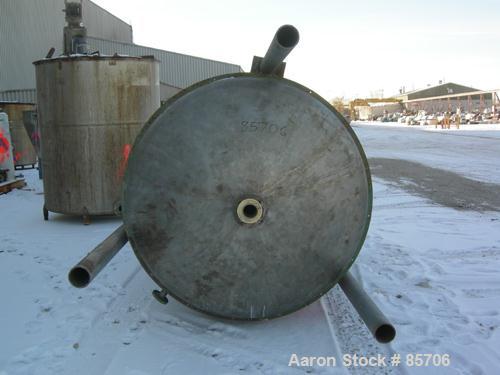 USED: Blaw Knox 1250 gallon stainless steel vertical tank. 60" diameter x 103" straight side, dish top and bottom. Internal rated 15 psi @ 140 deg F. External rated 7 psi @ full vacuum. Top openings:...