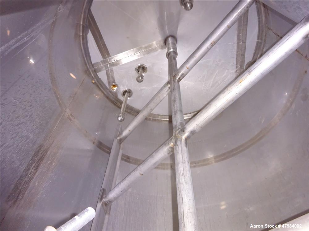 Used tank, Approximate 1,000 Gallons, 304 Stainless Steel, Vertical