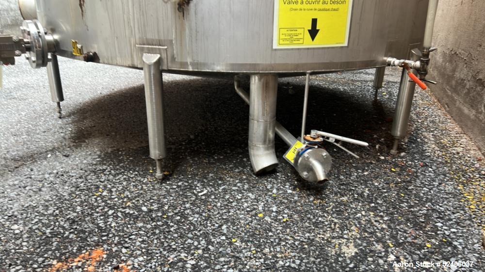 Used Industries D'Acler Tank, Approximate 6625 Liter (1750 Gallon), 304 Stainless Steel, Vertical. Approximate 78" diameter x 72" straight side, coned top & bottom. Mounted on 4 stainless legs. Seria...
