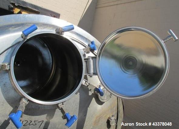 Used Feldmeier Pressure Tank, 2000 Gallon. Stainless steel construction, approximate 72" diameter x 114" straight side. Internal rated 40psi & Full Vacuum at 300 degrees F. National Board# 3312, seri...