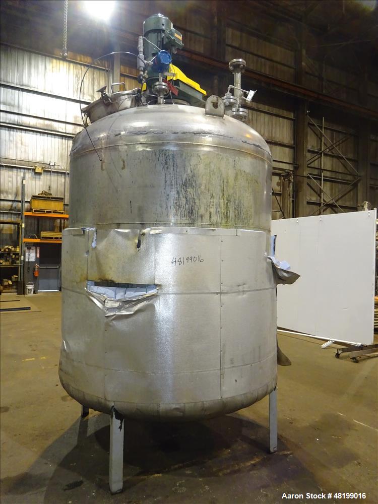Used Industrial Piping, 1500 Gallon, 304L Stainless Steel, Vertical Tank.