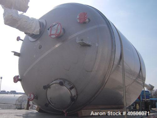 Unused- Mueller Pressure Tank, 2,500 Gallon, Model "F", 304L Stainless steel, Vertical. 90" diameter x 79" straight side, 2:1 elliptical top and bottom. Internal rated 30 psi at 160 deg F and -20 deg...