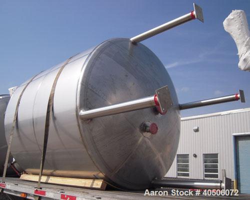 Unused- Mueller Pressure Tank, 2,500 Gallon, Model "F", 304L Stainless steel, Vertical. 90" diameter x 79" straight side, 2:1 elliptical top and bottom. Internal rated 30 psi at 160 deg.f., and -20 d...