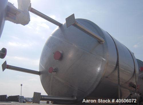 Unused- Mueller Pressure Tank, 2,500 Gallon, Model "F", 304L Stainless steel, Vertical. 90" diameter x 79" straight side, 2:1 elliptical top and bottom. Internal rated 30 psi at 160 deg.f., and -20 d...
