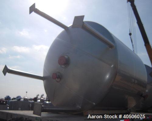 Unused- Mueller Pressure Tank, 2,500 Gallon, Model "F", 304L Stainless steel, Vertical. 90" diameter x 79" straight side, 2:1 elliptical top and bottom. Equipped with a 2 HP agitator.  Serial #357210...
