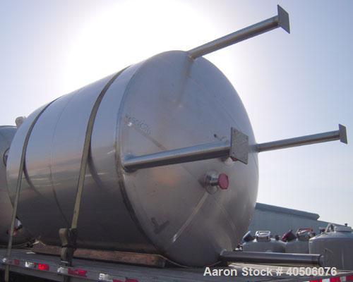 Unused- Mueller Pressure Tank, 2,500 Gallon, Model "F", 304L stainless steel, vertical. 90" diameter x 79" straight side, 2:1 elliptical top and bottom. Internal rated 30 psi at 160 deg F and -20 deg...