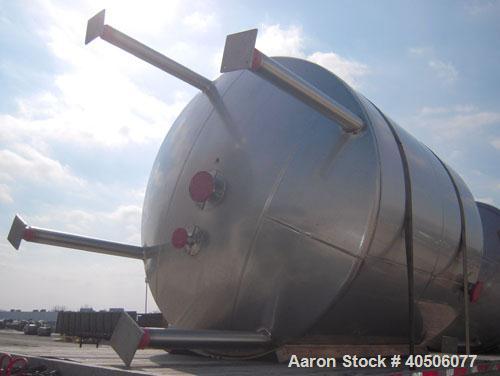 Unused- Mueller Pressure Tank, 2,500 Gallon, Model "F", 304L Stainless steel, Vertical. 90" diameter x 79" straight side, 2:1 elliptical top and bottom. Equipped with a 2 HP agitator.  Serial #357210...